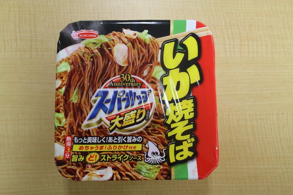 「スーパーカップ 大盛りいか焼そば」を使用