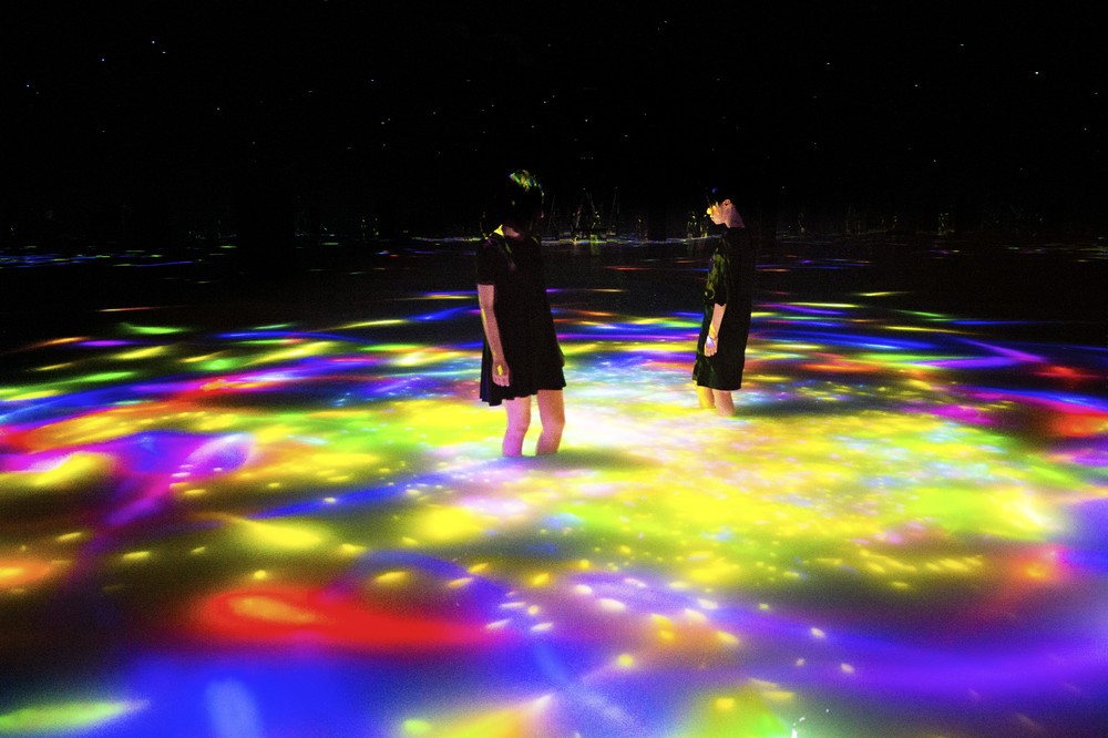 「人と共に踊る鯉によって描かれる水面のドローイング - Infinity」（写真クレジット：チームラボ プラネッツ TOKYO DMM.com）