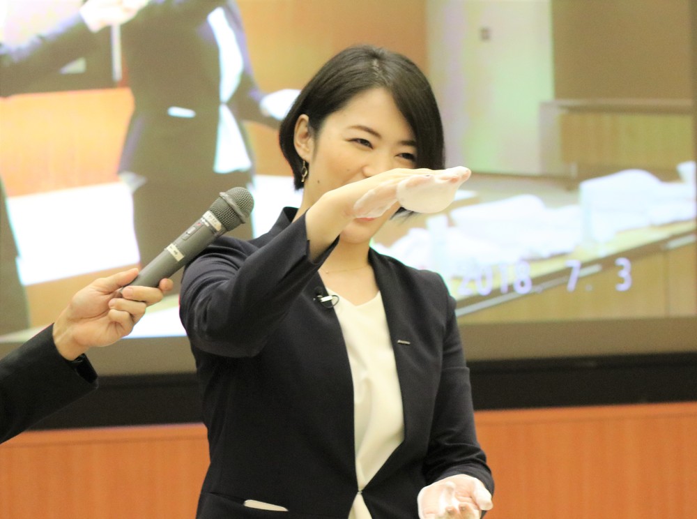 資生堂社員・河村さんによる洗顔レクチャー（2018年7月3日　筆者撮影）