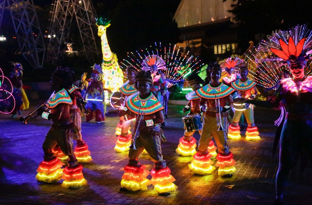 人気テーマパーク「香港海洋公園」で夏の祭典　地上と水上で豪華ショー