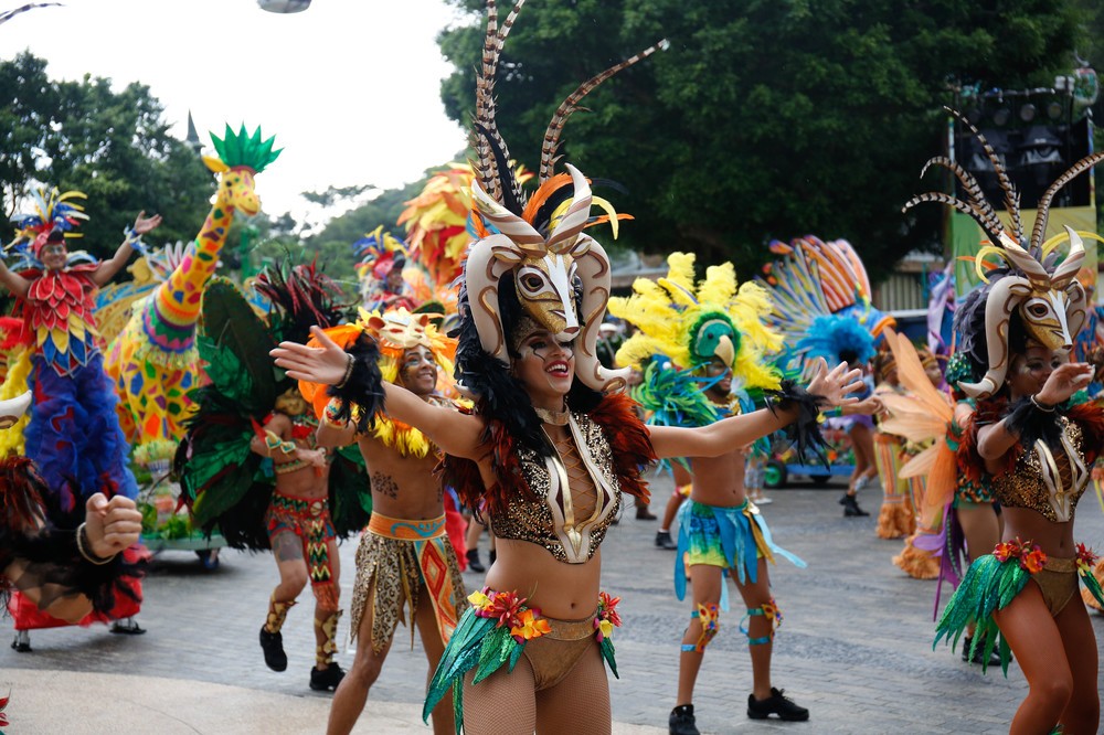 鮮やかな衣装に注目