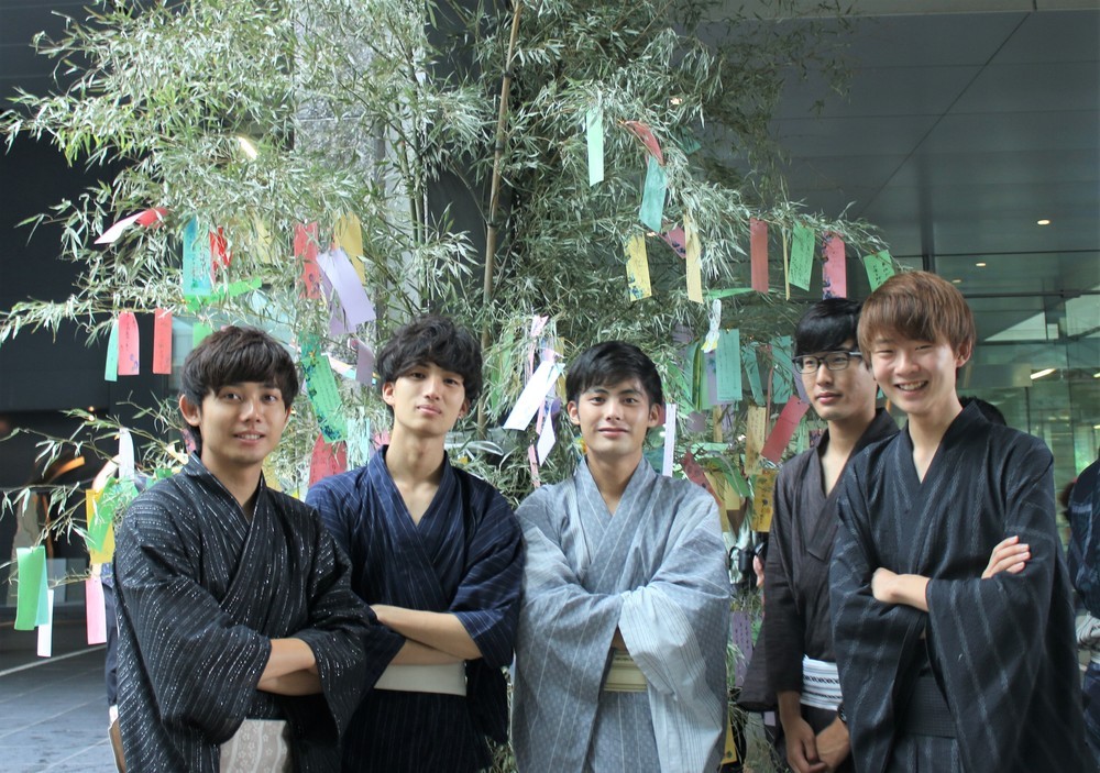 イベントを楽しむ男子学生ら