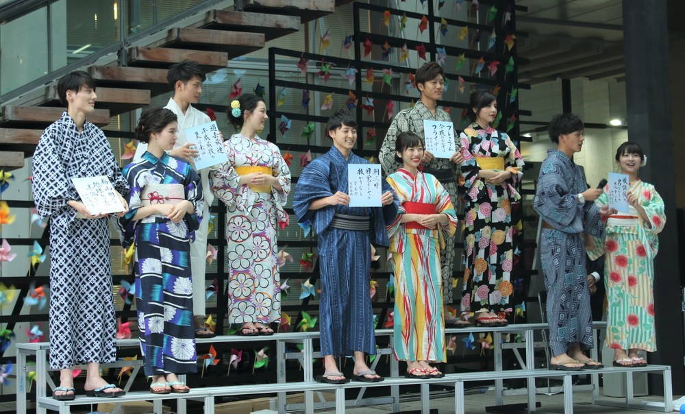 川柳を発表する「ミス＆ミスター國學院」候補者