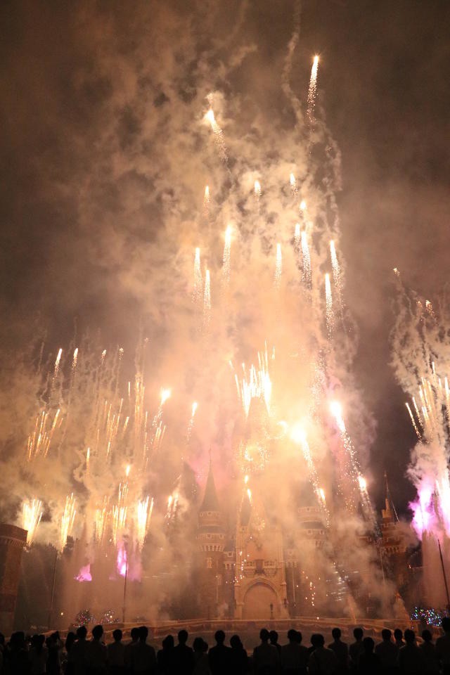 フィナーレの花火。シンデレラ城がかすむ