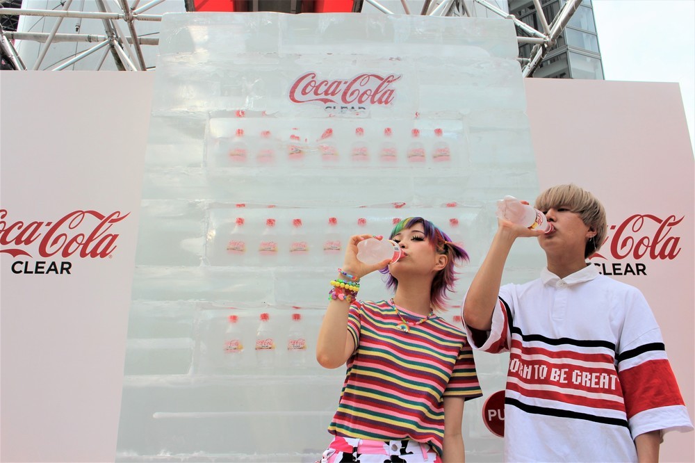 酷暑の夏、渋谷に「オアシス」登場　「コカ・コーラ クリア」氷の自販機