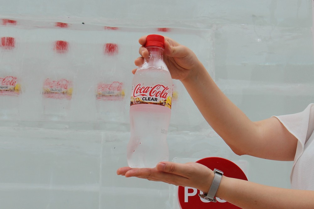 自動販売機もコカ・コーラも透明