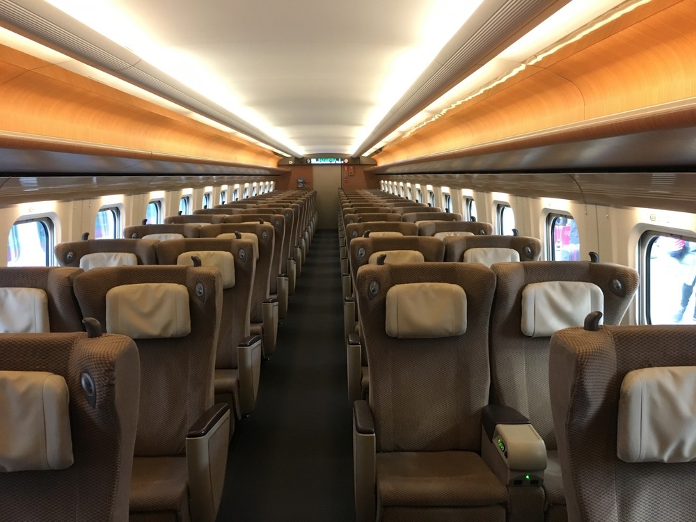 新幹線で後ろの乗客に「席を倒していいですか」　声掛けはマナー？それとも不要？
