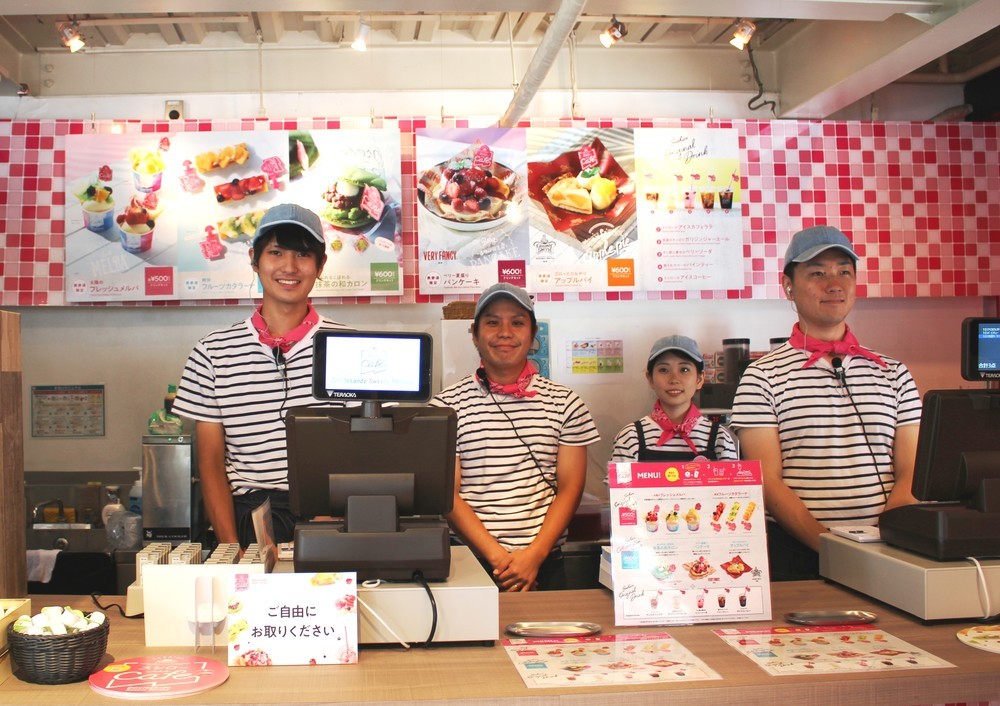 夏らしさを感じるボーダーの制服を着たスタッフが出迎えてくれる