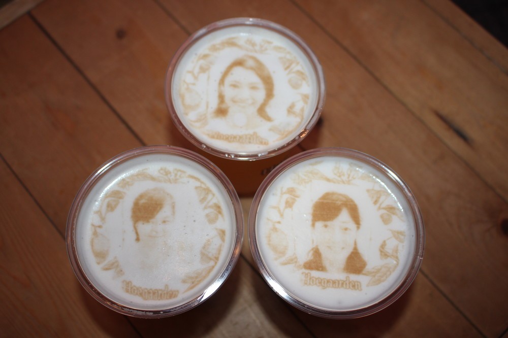 自分の顔がビールに浮かぶ　ビアガーデンで「アート」を楽しんだ