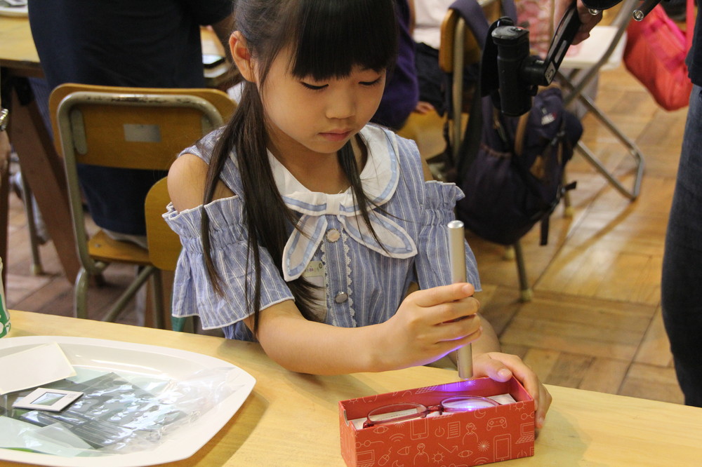 ブルーライトを通すレンズと通さないレンズの違いを確認 