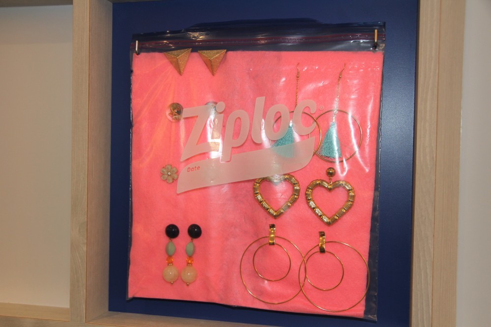 ピアスはフェルトに刺して衣類の間に（2018年7月31日撮影）