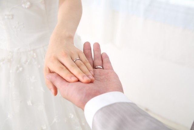 結婚指輪外すのはトラブルのもと　「浮気疑われた」「何度だまされたことか」