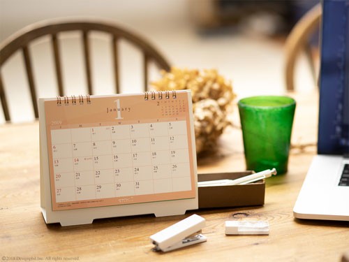 小物入れにまとめてデスクすっきり　「引き出し収納付カレンダー」