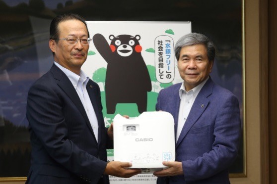 カシオ、熊本県にプロジェクター寄贈　「水銀フリー社会」実現に向けて連携