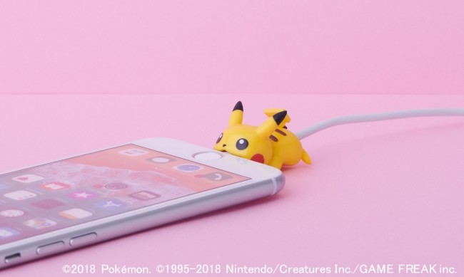 「ピカチュウ」や「イーブイ」がスマホにガブリ！　「ポケモン」のケーブルアクセサリー