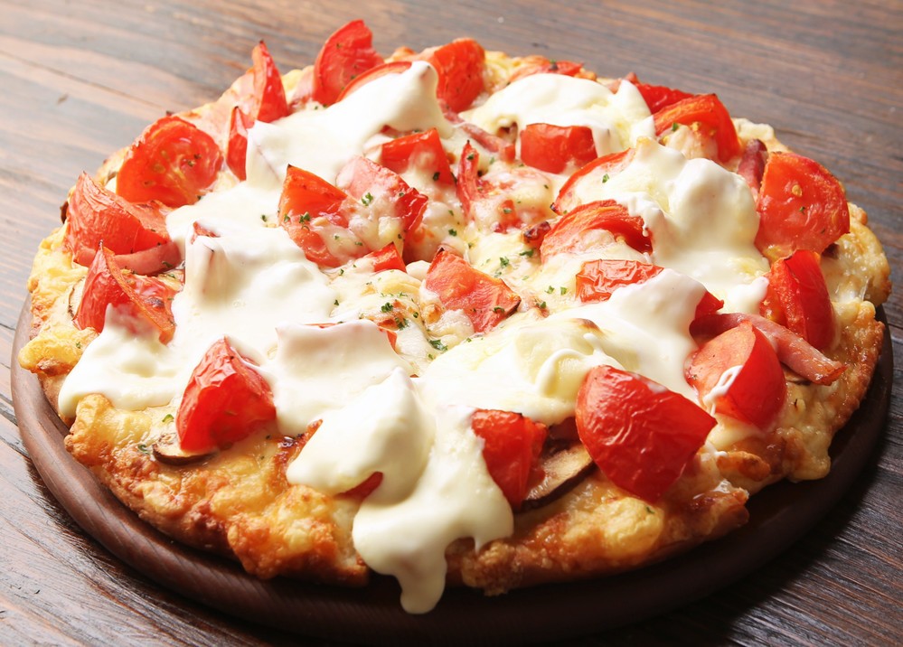 ピザーラ「激盛りトマチーピザ」販売休止　激盛りしすぎてチーズ製造追いつかず...