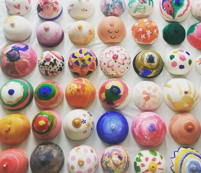 使い古しのブラジャーでアート　ちょっと過激？なテーマの展示会