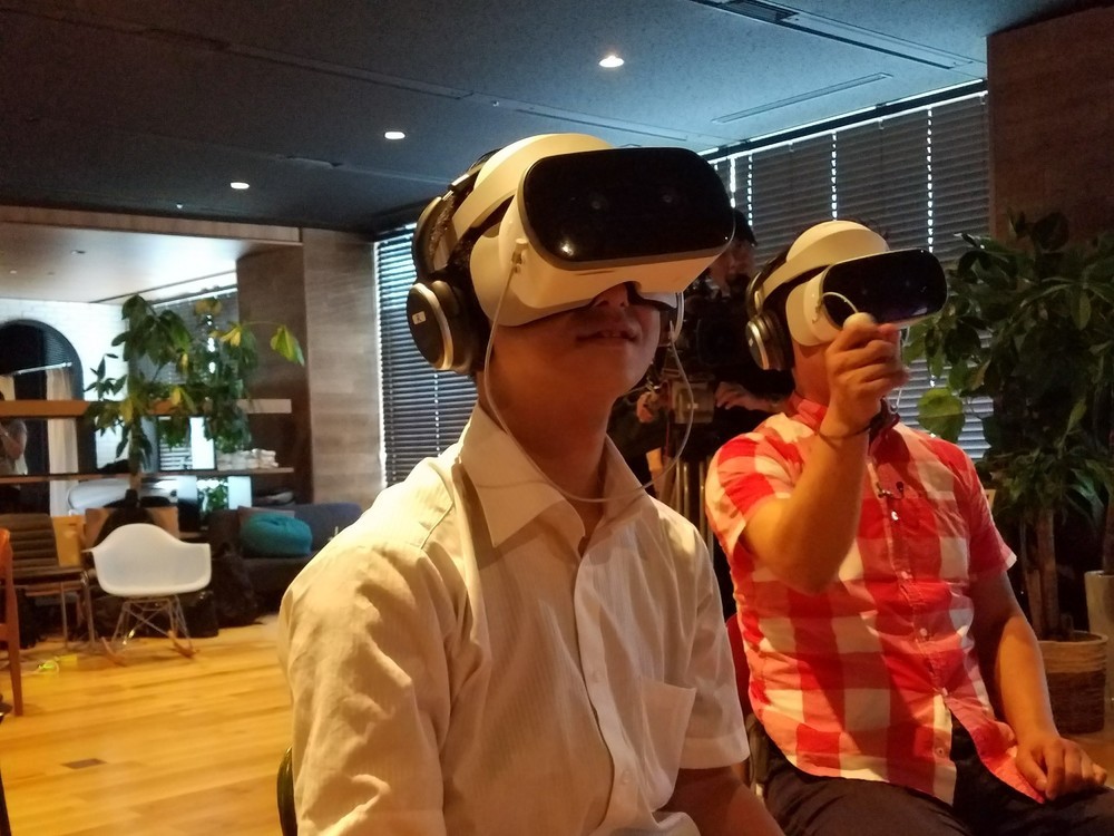 HMDとヘッドホンを装着する