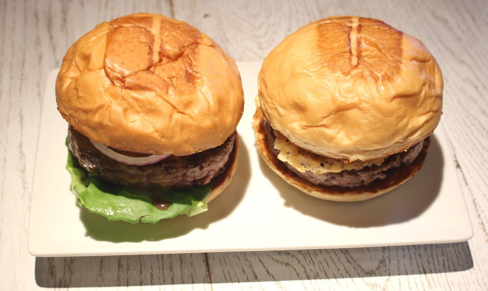 こだわりバーガーにインスタ映えシェイク　東京・青山「UMAMI BURGER」食レポ