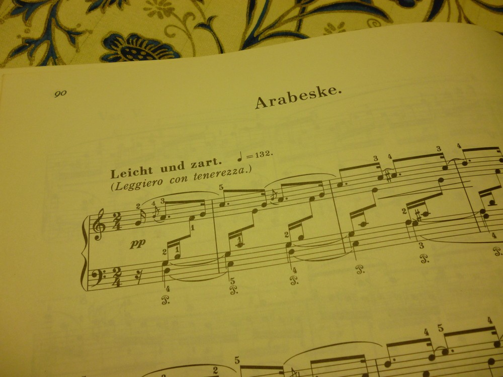 アラベスクの楽譜冒頭、ドイツ語の「アラベスケ」と記されている
