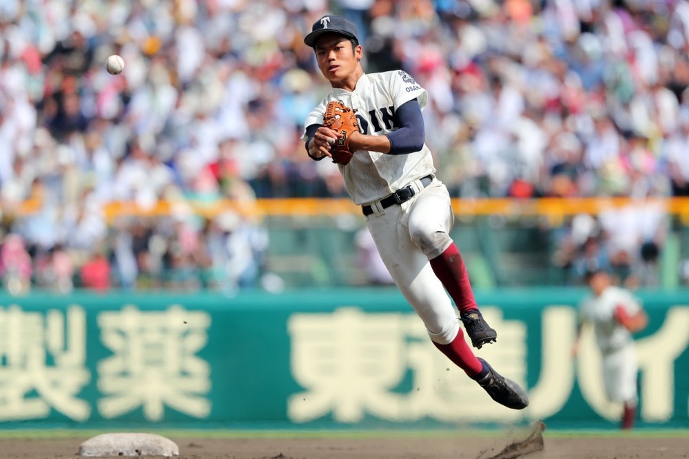 軽快な守備を見せる大阪桐蔭の根尾昂選手