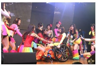 仮面女子のメンバーに囲まれる猪狩ともかさん（猪狩さんのブログより）