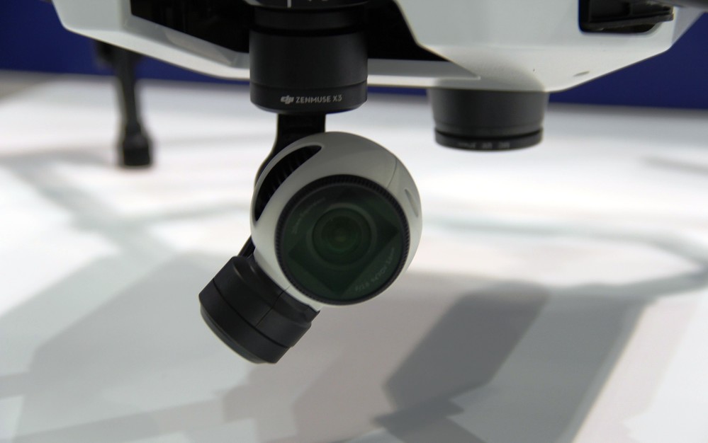 ドローンのカメラ。手前は動画用、奥は静止画用