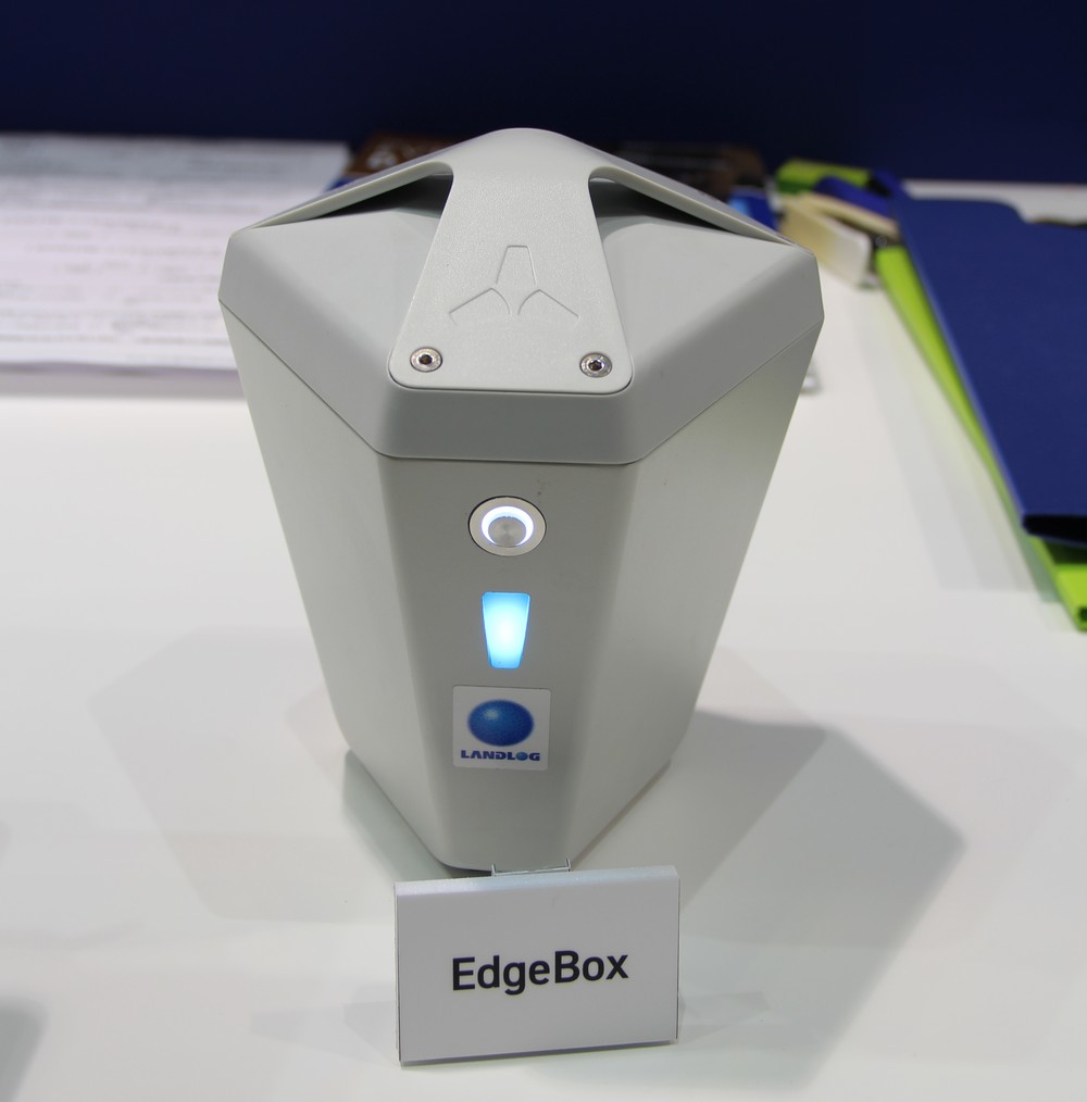 ドローンを飛ばす現場に設置する「EdgeBox（エッジボックス）」