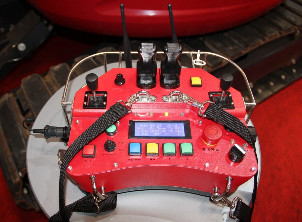 200メートル先からロボを遠隔操作できるリモコン