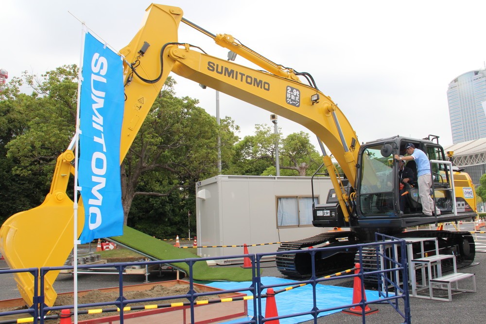 屋外展示コーナーもあり、各社の油圧ショベルなどが展示された