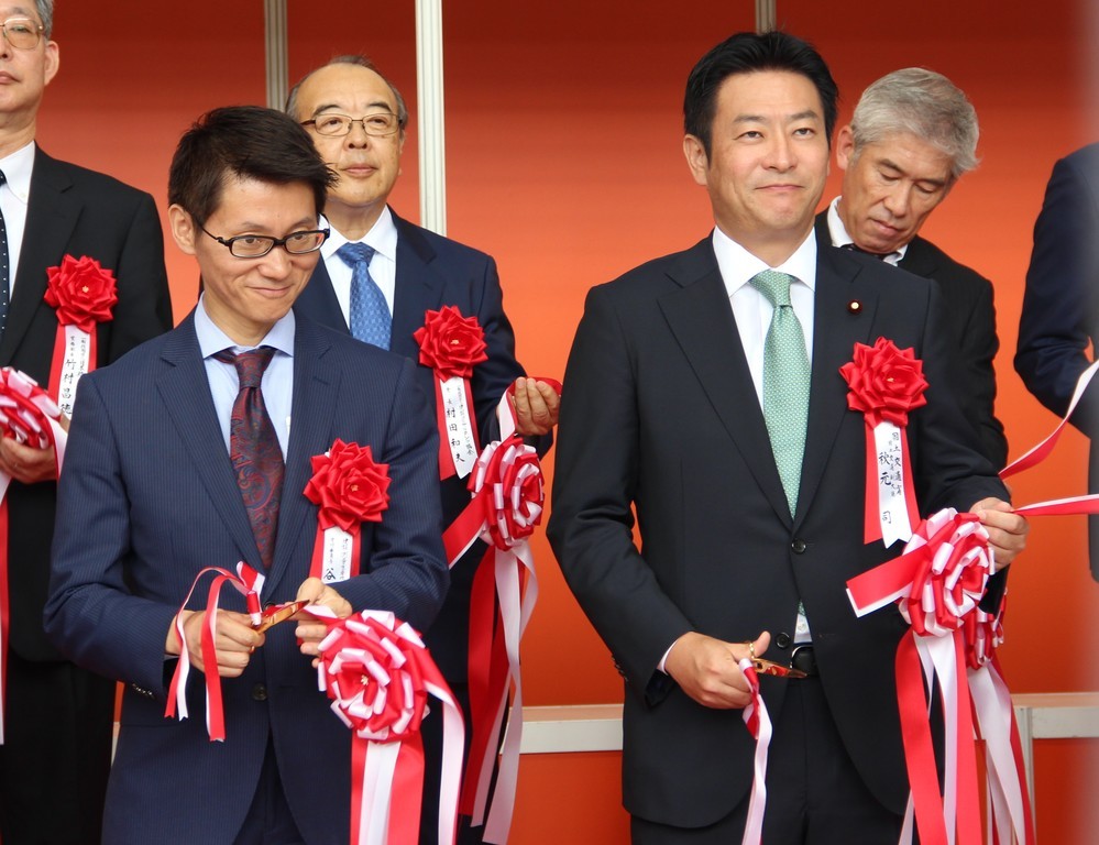 オープニングセレモニーでの「テープカット」。写真左が展示会実行委員長の谷鉄也氏、写真右が国土交通省副大臣の秋元司氏