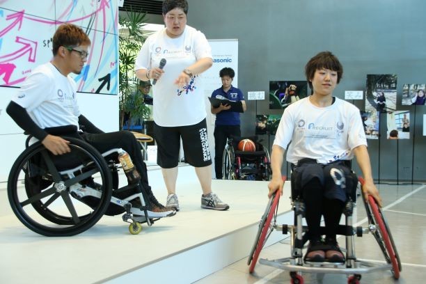 競技用の車いすは、タイヤが八の字（2018年8月撮影）