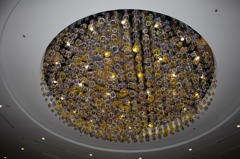 天井には大きなシャンデリア