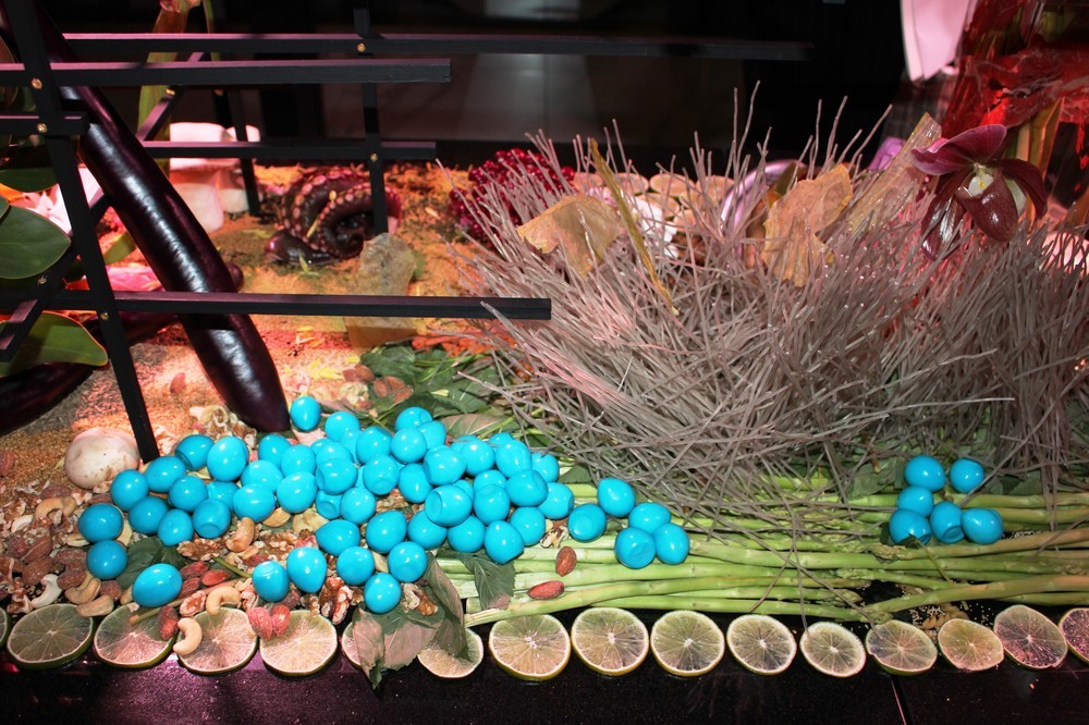 レストランの個室には秋をイメージしたアートが展示されていた。海草で青く着色したうずらのたまごは食べることができる