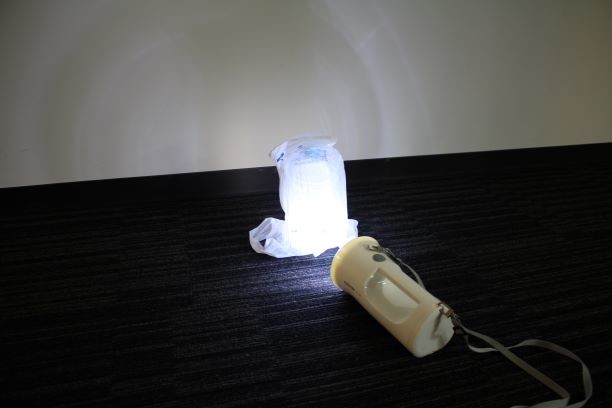 ペットボトル×ビニール袋×懐中電灯・横向き（2018年9月撮影）