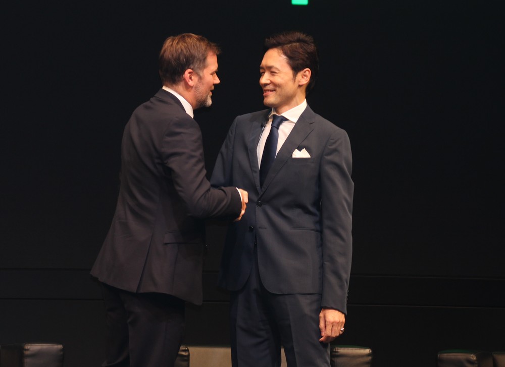 握手を交わすマーティン氏と「スポティファイジャパン」代表取締役の玉木一郎氏
