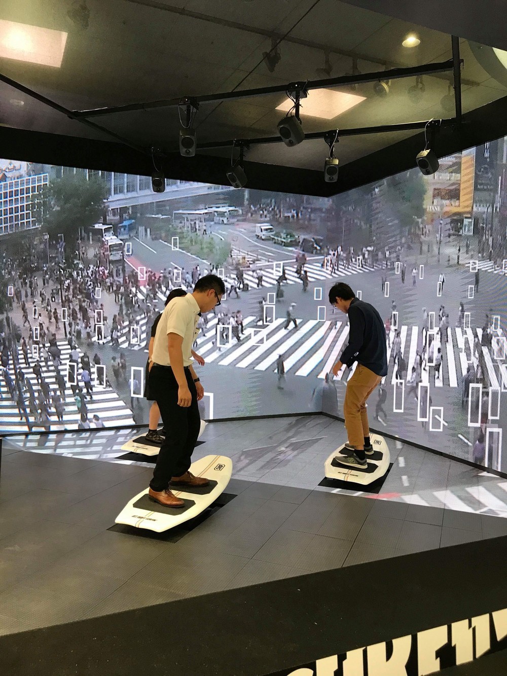 歩行者の量や時間帯によってビジュアルが変化