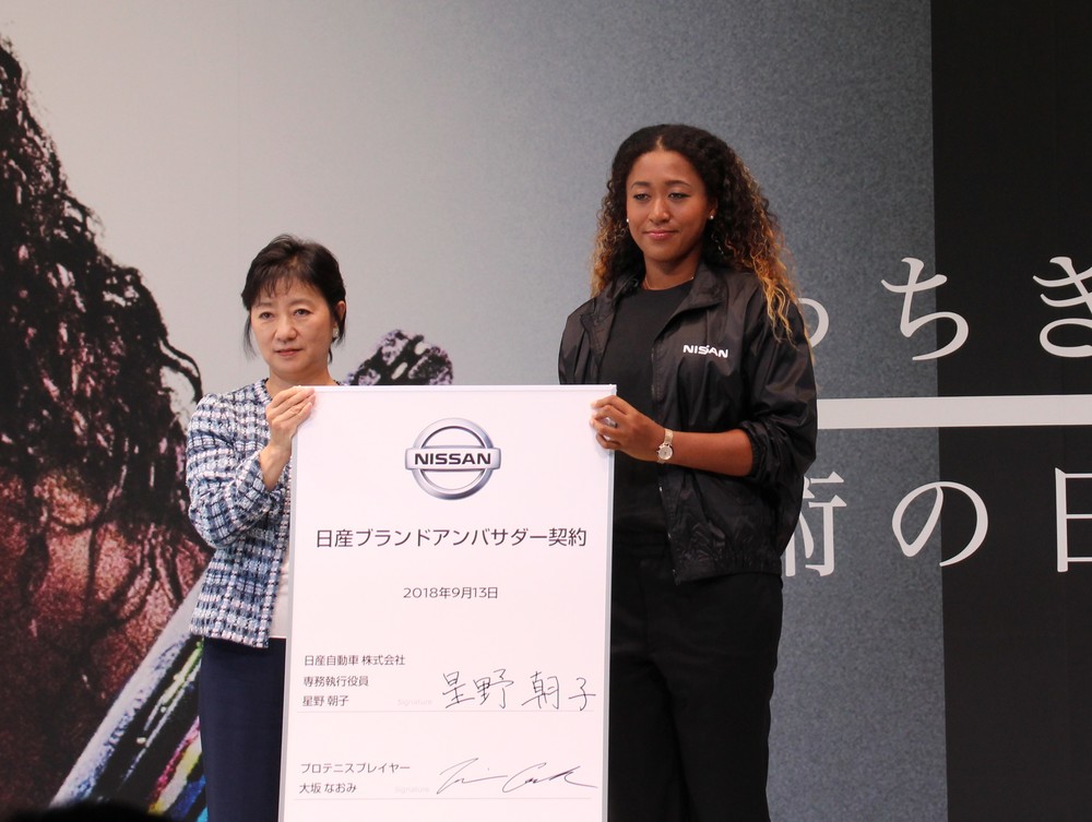 大坂なおみ選手（写真左）が日産自動車のブランドアンバサダーに就任。写真右は日産自動車・専務執行役員の星野朝子氏