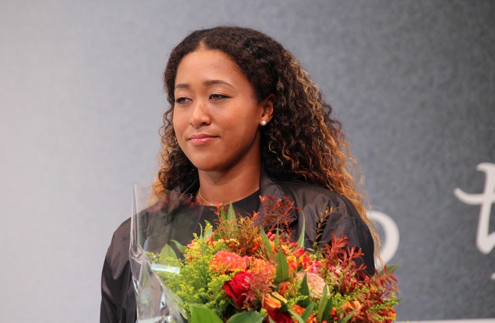 星野氏から花束をもらうと、うれしそうな表情を見せた