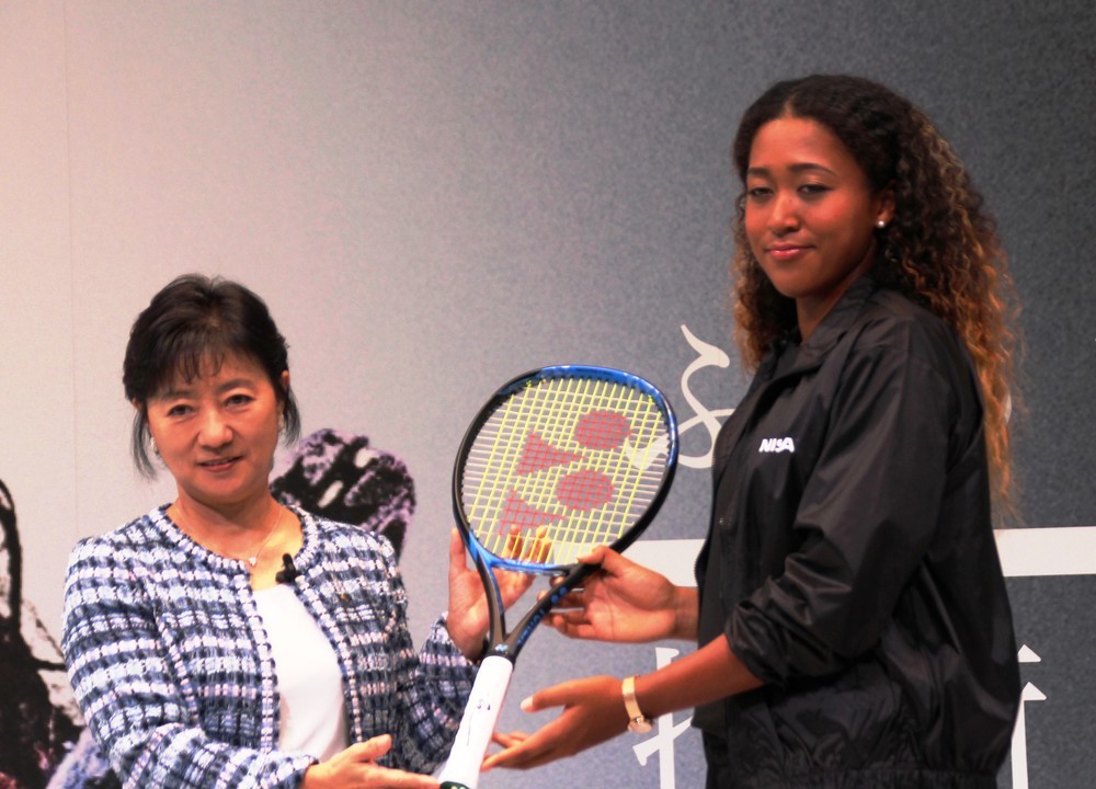 イベントの中で、星野氏にラケットを贈呈した