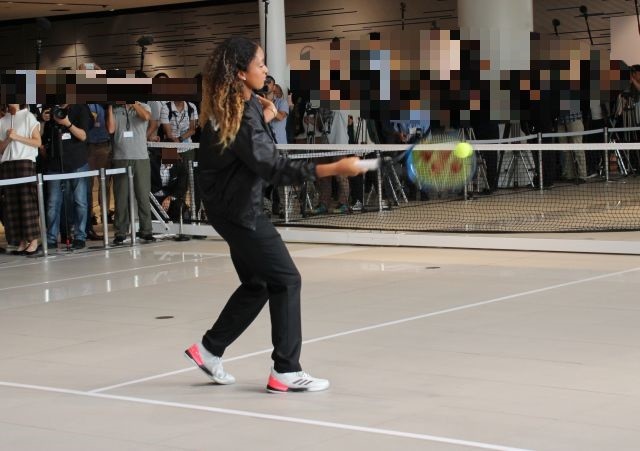 星野氏とラリーをする大坂選手