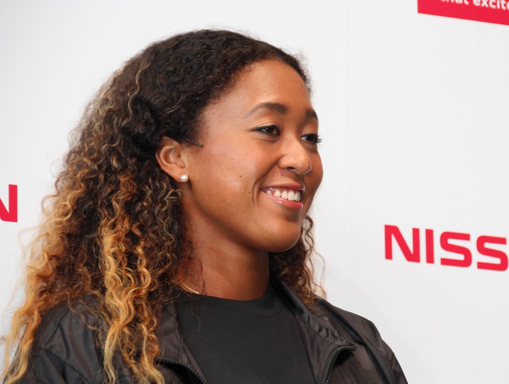 笑顔で囲み取材に応じた