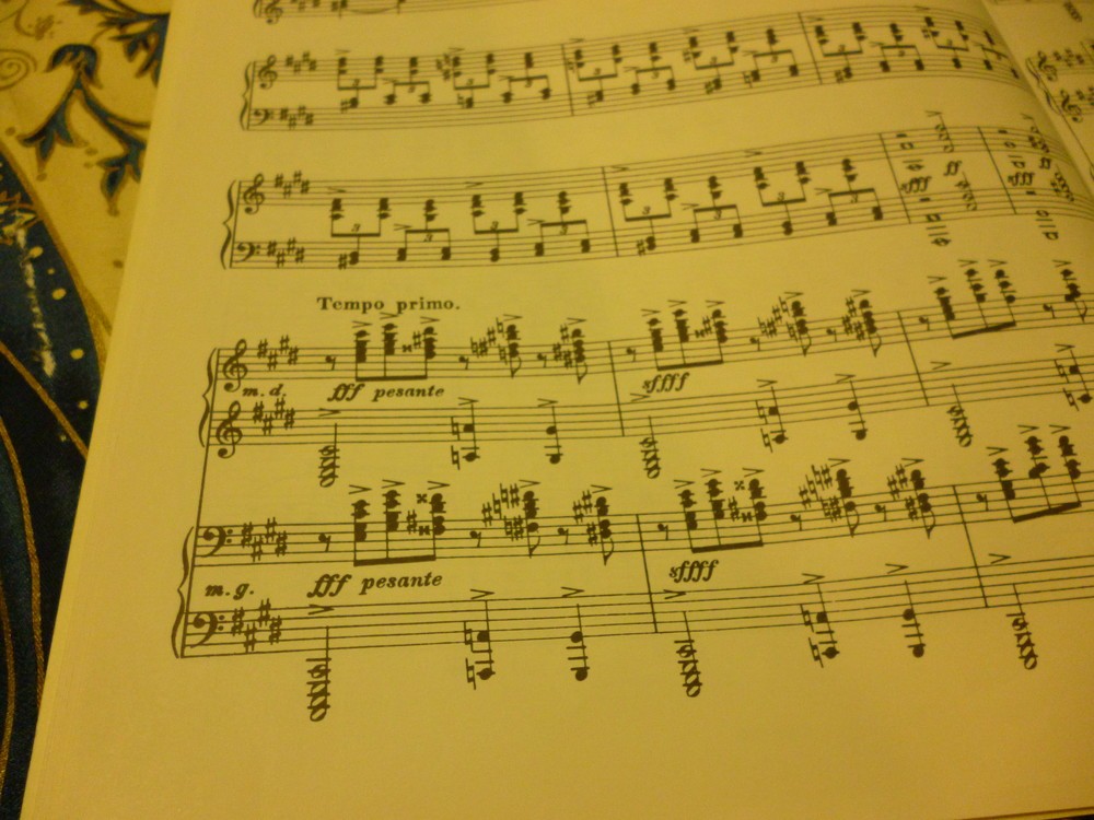 重々しいロシアの鐘を思わせる曲は、盛り上がってsffffという最強の強弱記号がつけられているところでクライマックスに達する