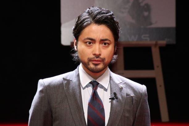 自分の胸毛を使ってお花の解説　山田孝之の植物番組がシュールさ大爆発