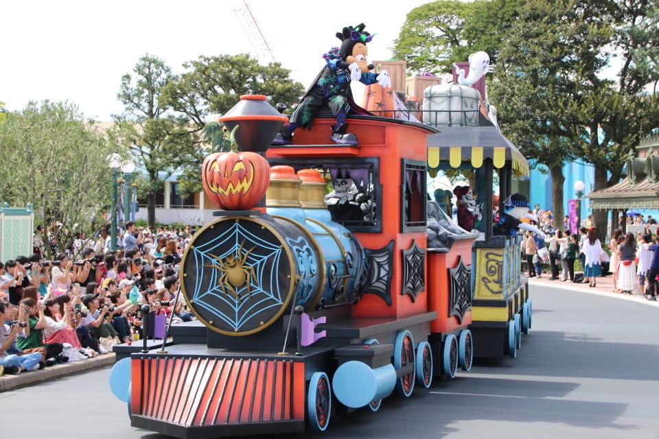 ゴースト流に変身したウェスタンリバー鉄道のフロート