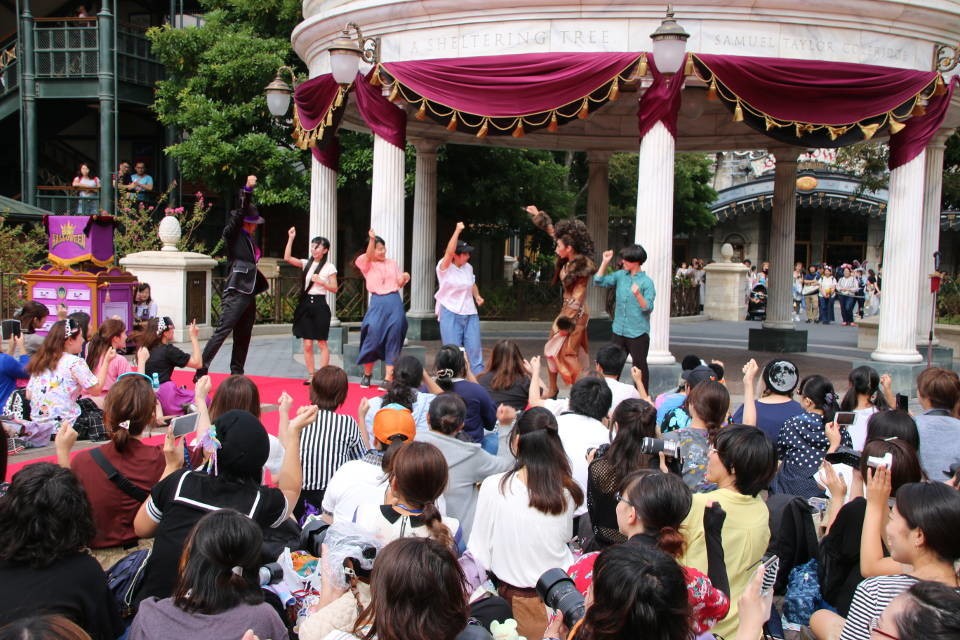 ゲストも参加して盛り上がる（ヴィランズ・ハロウィーン・パーティー）