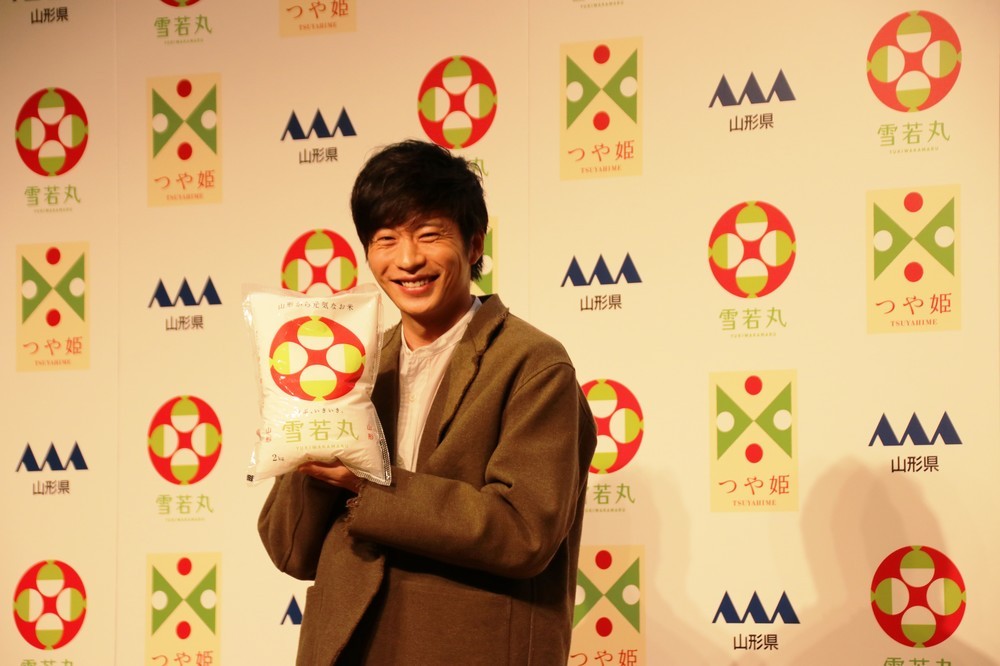 「雪若丸」をもって笑顔の田中圭さん