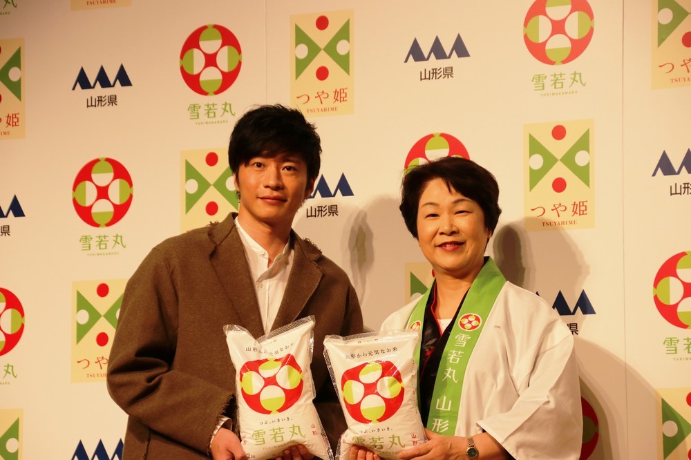 田中圭さん（左）と吉村美栄子山形県知事（右）