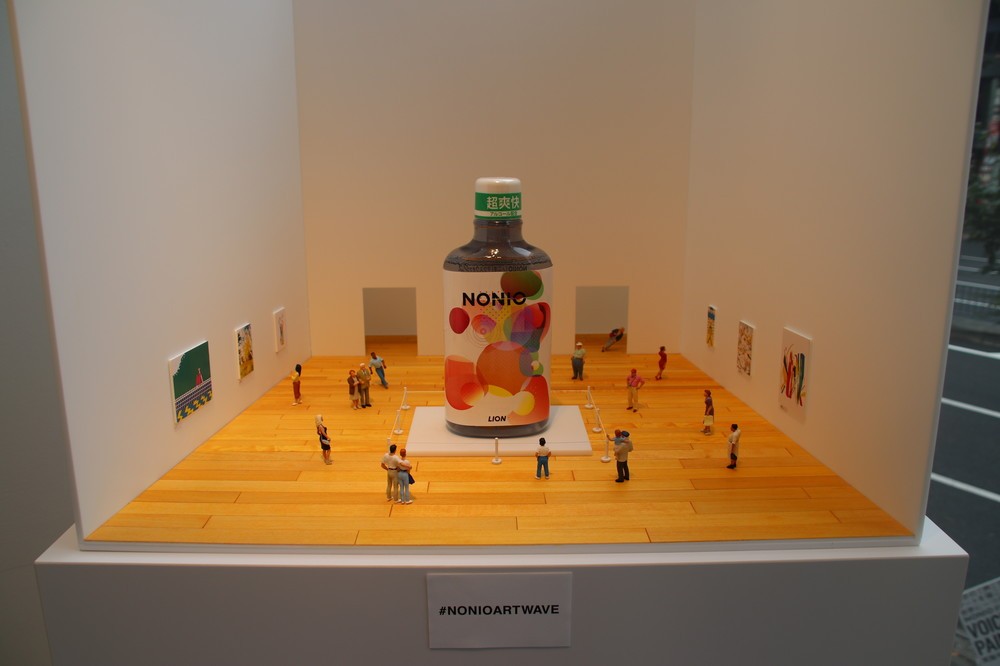 オリジナルボトルを展示できるジオラマ風のフォトスポット