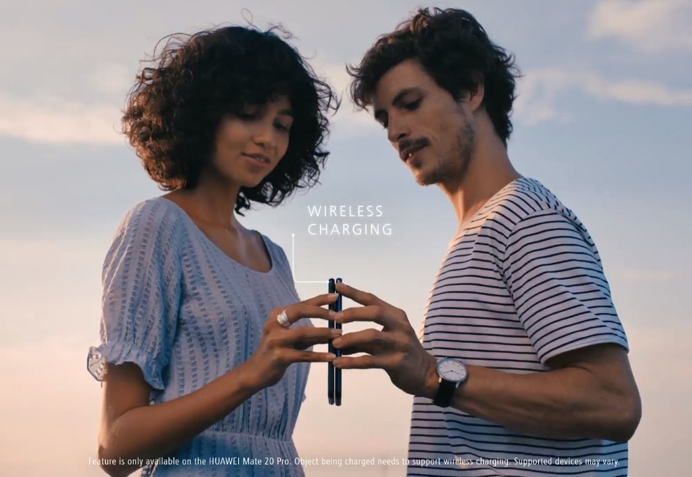 「すみません、ちょっと電池を...」と頼む時代に　ファーウェイ新スマホ、驚きの充電法